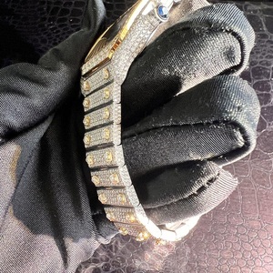 นาฬิกาข้อมือดีไซน์ใหม่ ทำมือ หรูหรา ตัวเรือนสแตนเลสสตีลทรงเหลี่ยม ระบบกลไก ตัวล็อคแบบกด ประดับเพชรและมอสซาไนต์ สำหรับทั้งชายและหญิง รุ่น Iced Bust - Product Image 4