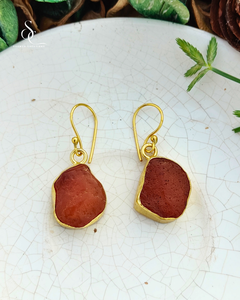 Boucles d'oreilles pendantes pour femme, style bohème, plaquées or, avec pierre rouge de forme irrégulière et sertissage en laiton, certifiées - Product Image 1