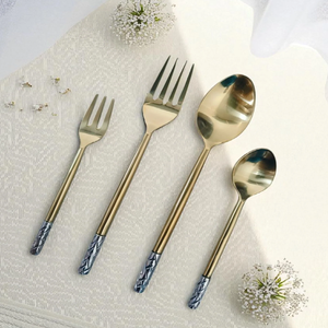 Magnifique ensemble de couverts dorés mats, design minimaliste élégant, belles poignées blanches, qualité supérieure, disponible au prix de gros. - Product Image 4