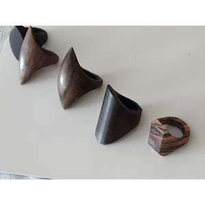 Anillo de Dedo de Resina de Madera Estilo Contemporáneo para Moda, Producto Artesanal Hecho a Mano - Product Image 5