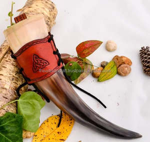 Corne à boire authentique pour les cérémonies et la décoration d'inspiration médiévale et viking Corne à boire artisanale - Product Image 1