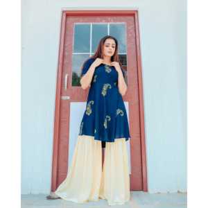 Kurta décontractée indienne/pakistanaise à imprimé numérique Indigo Gold, taille XS, en rayonne - Product Image 5