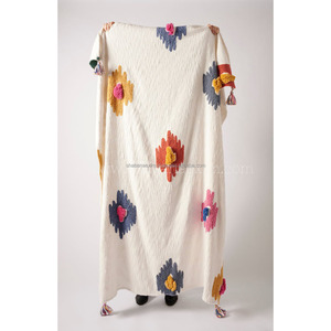 Manta Bohemia con Pompones y Borlas, Diseño Floral Multicolor, Tejida en Algodón Ecológico para Adultos - Product Image 1