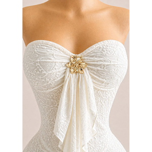 Elegante Vestido Mini de Encaje sin Tirantes con Detalle de Broche Floral - Product Image 1