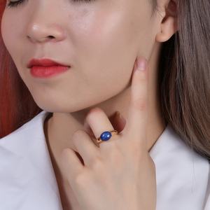 แหวนทองคำขาว AMBER JEWELS ประดับด้วยพลอยลาพิส ลาซูลี ทรงมินิมอล เหมาะสำหรับใส่ทุกวัน ได้รับการรับรองจาก IGI ชุบโรเดียม - Product Image 3