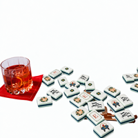 Jeu de tuiles de mahjong en acrylique bleu héritage avec motifs décoratifs sur le devant et dos colorés pour jeux de société et jeux de mahjong conviviaux