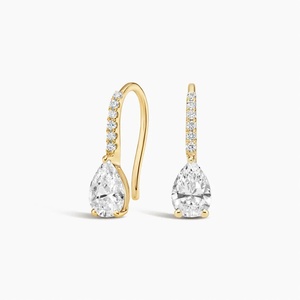 Boucles d'oreilles créoles en or jaune avec diamants taille poire et fermoir à levier, idéales pour mariage, fête ou cadeau - Product Image 1