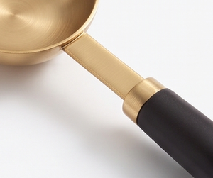 Ensemble élégant de tasses et cuillères à mesurer dorées avec poignées noires, outils de mesure en métal résistants à la chaleur pour la cuisine et la pâtisserie - Product Image 2