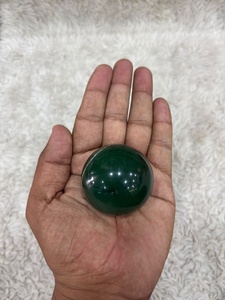 Sphère de jade vert avec une riche coloration émeraude, variation crémeuse, surface lisse et arrondie, polissage raffiné et intemporel. - Product Image 2