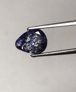 Iolita azul natural facetada de origen indio, corte pera, tipo piedra solar. - Product Image 1