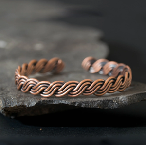 Brazalete de Cobre Hecho a Mano con Grabado Floral, Diseño Abierto Ajustable, Joyería Metálica de Lujo para Regalo - Product Image 3