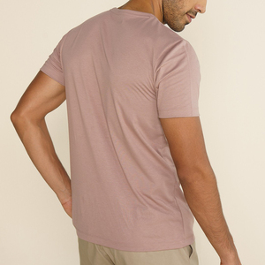 เสื้อยืดคอกลมแขนสั้นผู้ชาย สีชมพู ทรงปกติ ผ้าฝ้ายเจอร์ซีย์ สีพื้น เรียบง่าย สวมใส่สบาย - Product Image 4