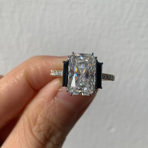 Anillo de compromiso de oro blanco de 10K con moissanita de corte radiante y piedras laterales redondas trapezoidales, anillo de regalo para mujer. - Product Image 1