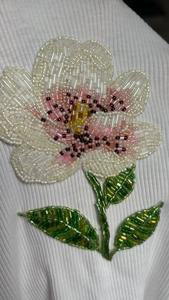 Blusa de mujer con bordado de cuentas y diseño floral hecho a mano, con detalles de lujo. - Product Image 2