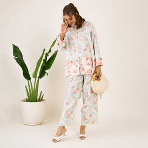 Conjunto coordinado de lino y algodón premium estampado para mujer Perfect Pastel, camisa asimétrica de manga larga y pantalones rectos, conjunto para estar en casa o en la playa. - Product Image 1