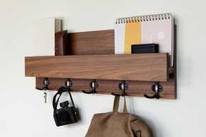 Étagère murale double minimaliste en bois pour cuisine, avec crochets en fer durables pour outils, clés et accessoires, design écologique - Product Image 4