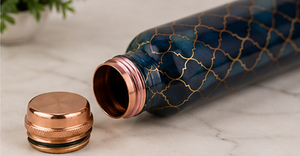 Botella de Agua de Cobre con Estampado Geométrico Azul, Botella de Cobre de Diseño de Lujo, Botella de Cobre Puro Hecha a Mano, Botella Ayurvédica para la Salud - Product Image 1