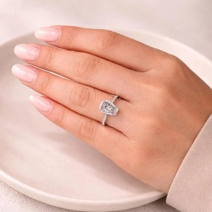 Bague de fiançailles demi-éternité en or massif 10K 14K 18K avec halo de diamants de laboratoire taille cercueil et taille rond, certifiée IGI, couleur DEF, clarté VS VVS - Product Image 5