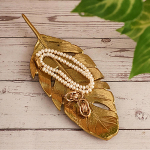 Bandeja Decorativa Moderna de Aluminio Dorado en Forma de Hoja, Duradera, Fácil de Limpiar, Texturizada, para Joyas, Anillos y Objetos Pequeños - Product Image 1