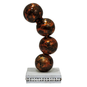 Sculpture sphérique moderne en aluminium ton ambre abstrait - Statue d'orbite empilée artisanale sur socle perlé blanc vieilli - Product Image 1