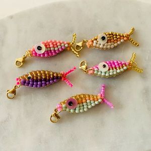 Porte-clés unique brodé à la main avec des perles, artisanat de qualité supérieure pour sacs et porte-clés - Product Image 4