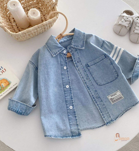 Camisa de Mezclilla Azul Claro para Bebé Niño, Manga Larga, Cuello Camisero con Bolsillo, Estilo Casual - Product Image 1