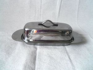 Beurrier en métal élégant pour la table de petit-déjeuner, offrant une présentation raffinée et un matériau durable - Product Image 4