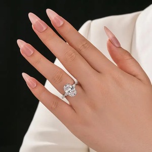 Anillo de Compromiso de Diseño Moderno con Corte Ovalado, Anillo de Promesa de Plata 925 con Diamante Moissanita en Oro Blanco y Amarillo para Mujer - Product Image 1