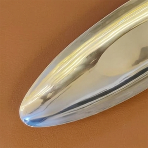 Ce plateau élégant en forme de bateau, argenté, présente une finition très polie et des extrémités pointues, idéal pour servir des aliments et décorer. - Product Image 5