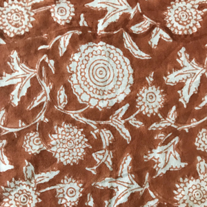 Tissu en coton imprimé à la main – Motif floral abstrait |   Marron rouillé et blanc |   Textile indien fait main - Product Image 3