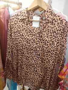 Chemise de Soirée Femme Imprimé Animal Tendance en Satin Premium à Motifs Abstraits, Manches Longues Bouffantes et Poignets Boutonnés - Product Image 5