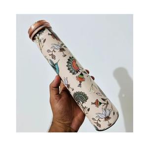 Elegante Porta Botellas de Agua de Cobre Botánico Color Crema, Perfecto para Regalos Corporativos y Personales, Hecho a Mano en India - Product Image 1