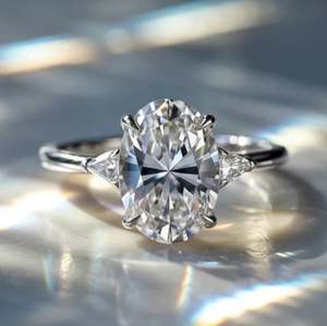 Anillo de compromiso, promesa, boda o aniversario de plata de ley 925 con tres piedras de moissanita de corte ovalado y engaste de puntas chapado en oro. - Product Image 1