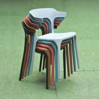 Chaise de jardin moderne en plastique couleur orange - Durable, portable, confortable et empilable pour la cour et l'extérieur