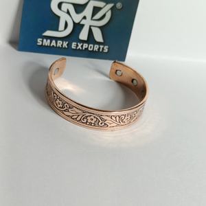 Bracelet manchette traditionnel en cuivre gravé magnétique, motif floral, artisanat métallique, ajustable, Kada en cuivre thérapeutique - Product Image 6
