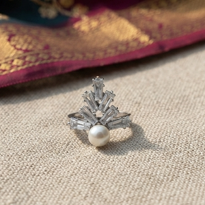 DIVYORO Anillo de latón chapado en plata oxidada vintage con racimo de perlas para mujer - Product Image 2