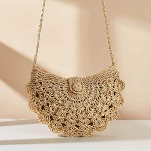 Añade un toque de gracia rústica con este hermoso bolso de hilo natural con una silueta de solapa curva y un asa delicada. - Product Image 1