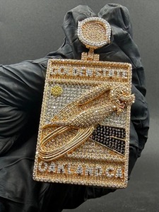 Colgante de los Golden State Warriors en Plata 925 con Incrustaciones de Diamantes, Estilo Hip Hop de Lujo, Unisex, Oakland, California - Product Image 1