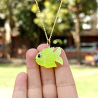 Pendentif artisanal en jade préhnite sculpté en forme de poisson avec œil en zircon noir, plaqué or 18 carats, chaîne à maillons réglable en laiton, collier de mariage