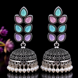 Boucles d'oreilles Jhumka pour femmes, faites à la main, en laiton et alliage de zinc, style floral bohème, plaqué argent antique, avec des gouttes de perles d'imitation - Product Image 1