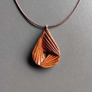 Pendentif en bois en forme de larme avec motif de feuille sculpté, collier artisanal, finition bois naturel - Product Image 6