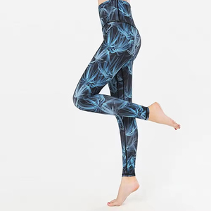Conjunto de yoga premium para mujer, transpirable y flexible, para entrenamiento y fitness. - Product Image 2