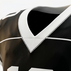 Ensemble complet d'uniformes de football américain minimalistes Govenza 2025 personnalisés – Maillot, pantalon, casque, gants et ballon 100 % polyester – Noir et blanc - Product Image 5