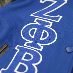 Chaqueta Universitaria de Lana Zeta Phi Beta, Azul Rey, Mangas de Cuero Negro, Letras Griegas Bordadas en Chenilla, Abrigo de la Hermandad - Product Image 5