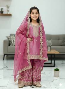 Ensemble élégant pour enfants GMY en soie Sharara avec broderie riche et dupatta imprimé en organza - Product Image 2