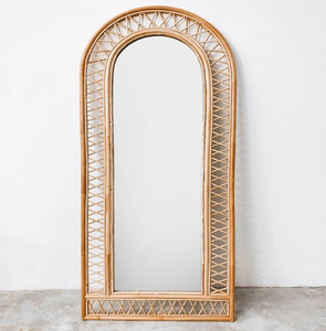 Hermoso espejo bohemio arqueado de ratán tejido con intrincados patrones geométricos de celosía. Fresco. Disponible a precio de mayorista. - Product Image 1