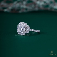 Anillo de Compromiso con Halo de Diamantes Cultivados en Laboratorio con Corte Esmeralda, Oro Blanco de 14K/18K, Tres Piedras Pavé, Certificado IGI, Anillo Fino de Lujo Lumera