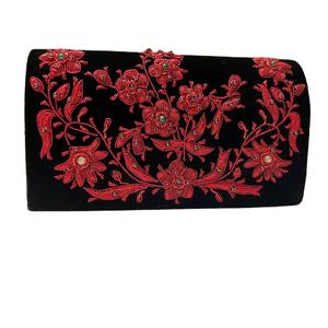 คลัทช์งานฝีมือที่เป็นที่ต้องการสูงพร้อมรายละเอียด zari หรูหราและลูกปัดชั้นดีเหมาะสำหรับการชุมนุมในช่วงเทศกาล - Product Image 1