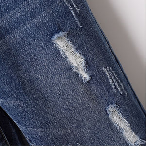 Mono largo de mezclilla de tiro medio con cuello, sin mangas, pierna de corte recto y bolsillos cuadrados en la parte delantera, blanco, tipo short. - Product Image 4