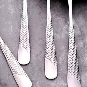 Ensemble de 4 mini-fourchettes élégantes en métal argenté avec manche en acier inoxydable pour dîner, fruits, aliments et vaisselle, pour la maison et la restauration - Product Image 4
